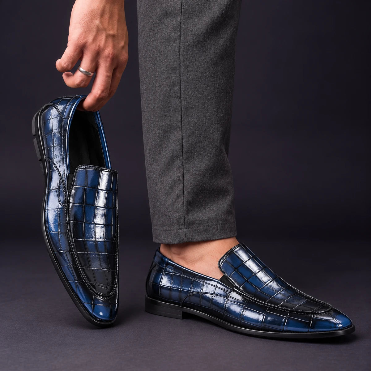 Leather Loafers | Mauritz Blue model handheld