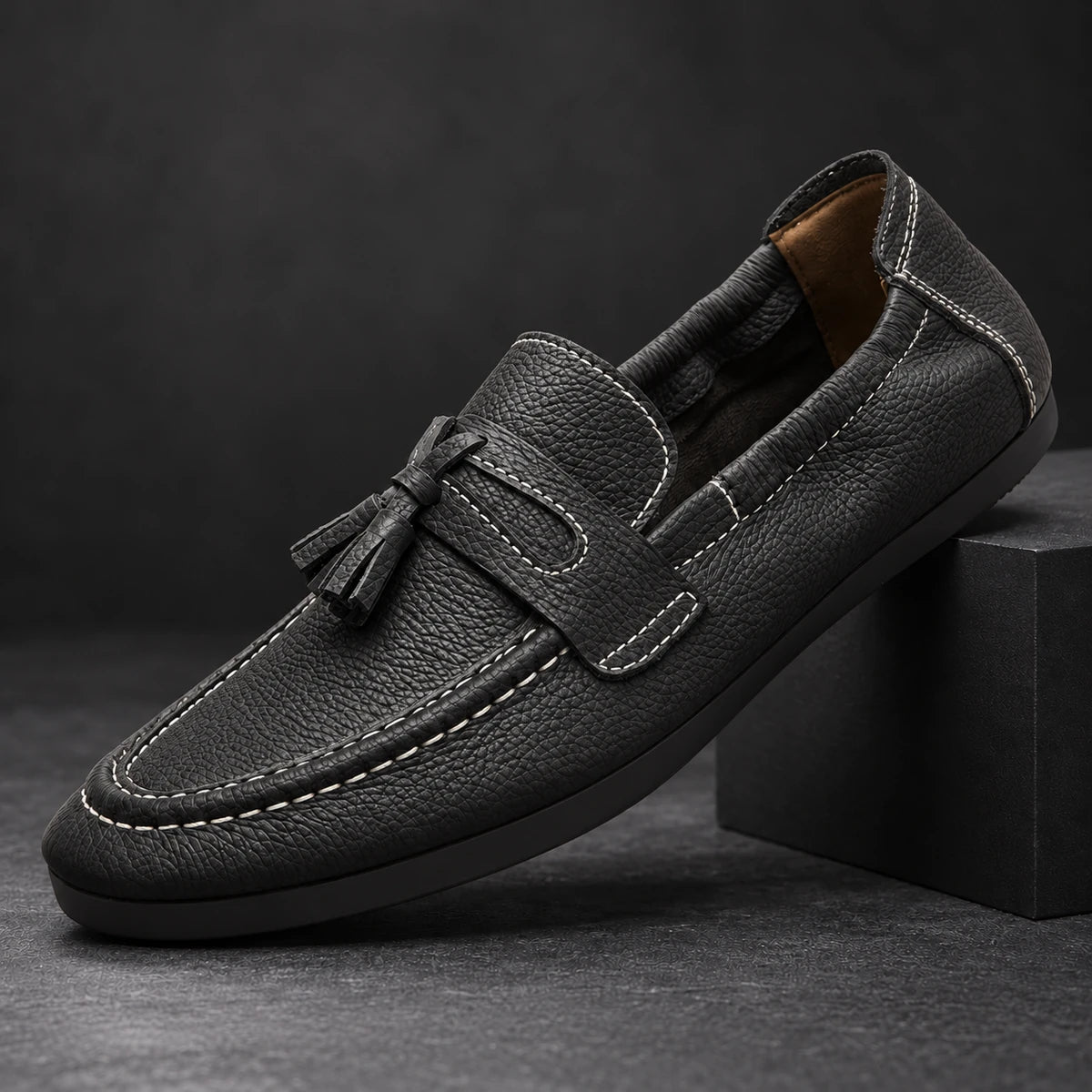 Cowhide Leather Loafers | Viggo Black diagonal pedestal