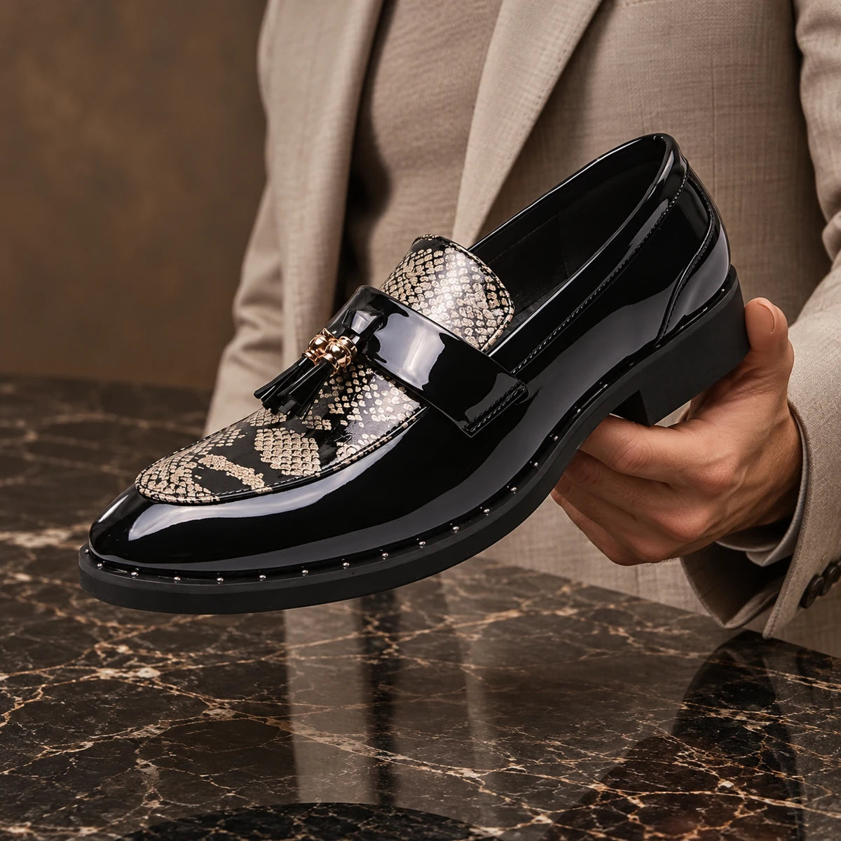 Kendrick Loafers Gold handheld