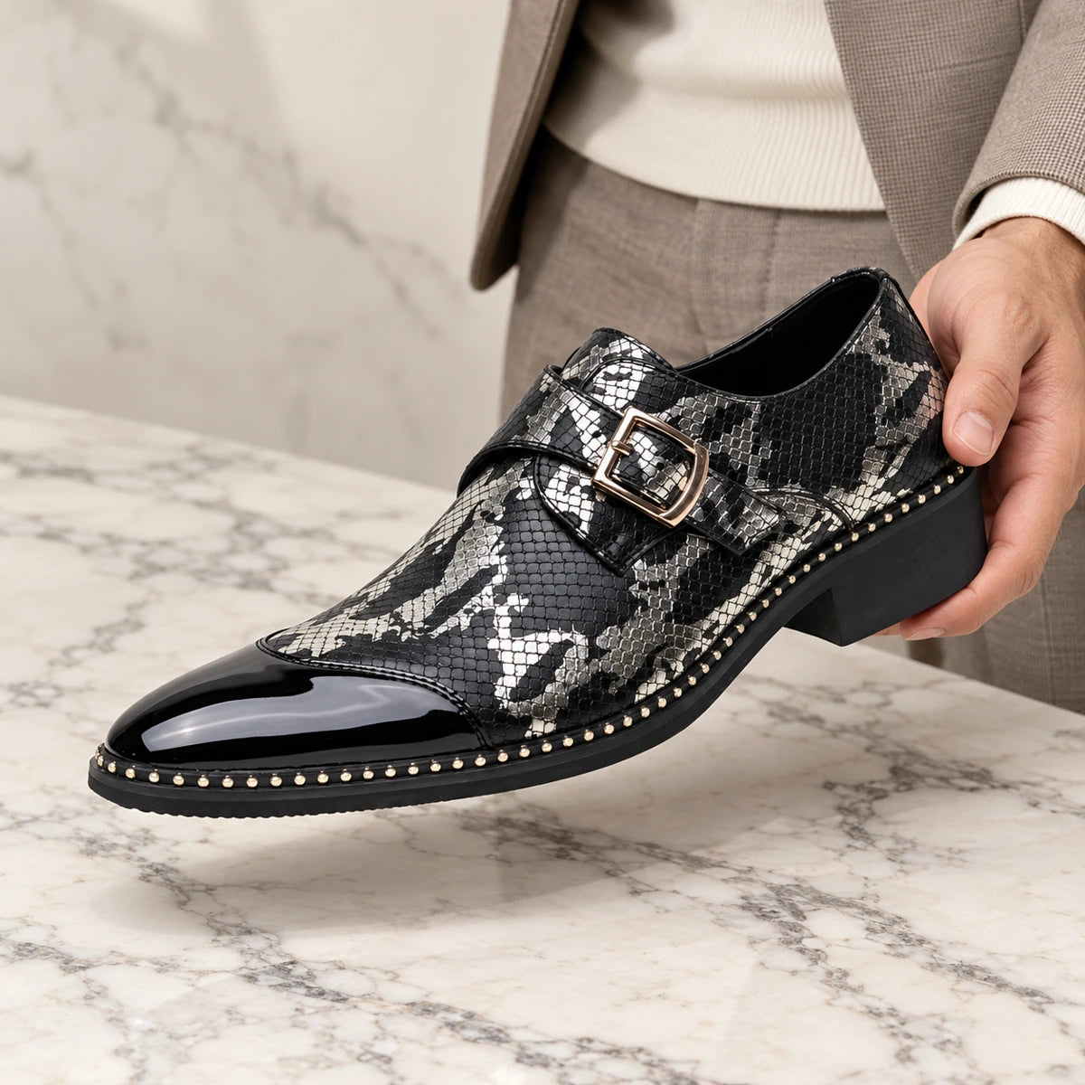 Lance Shoes Black handheld