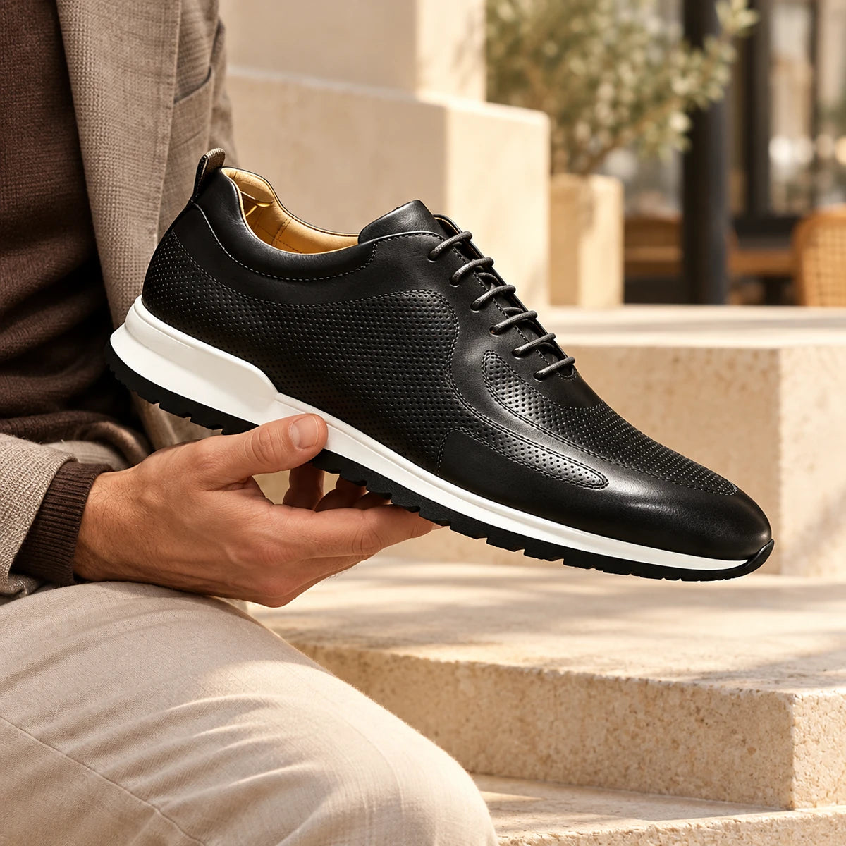 Oswin Sneakers Black handheld