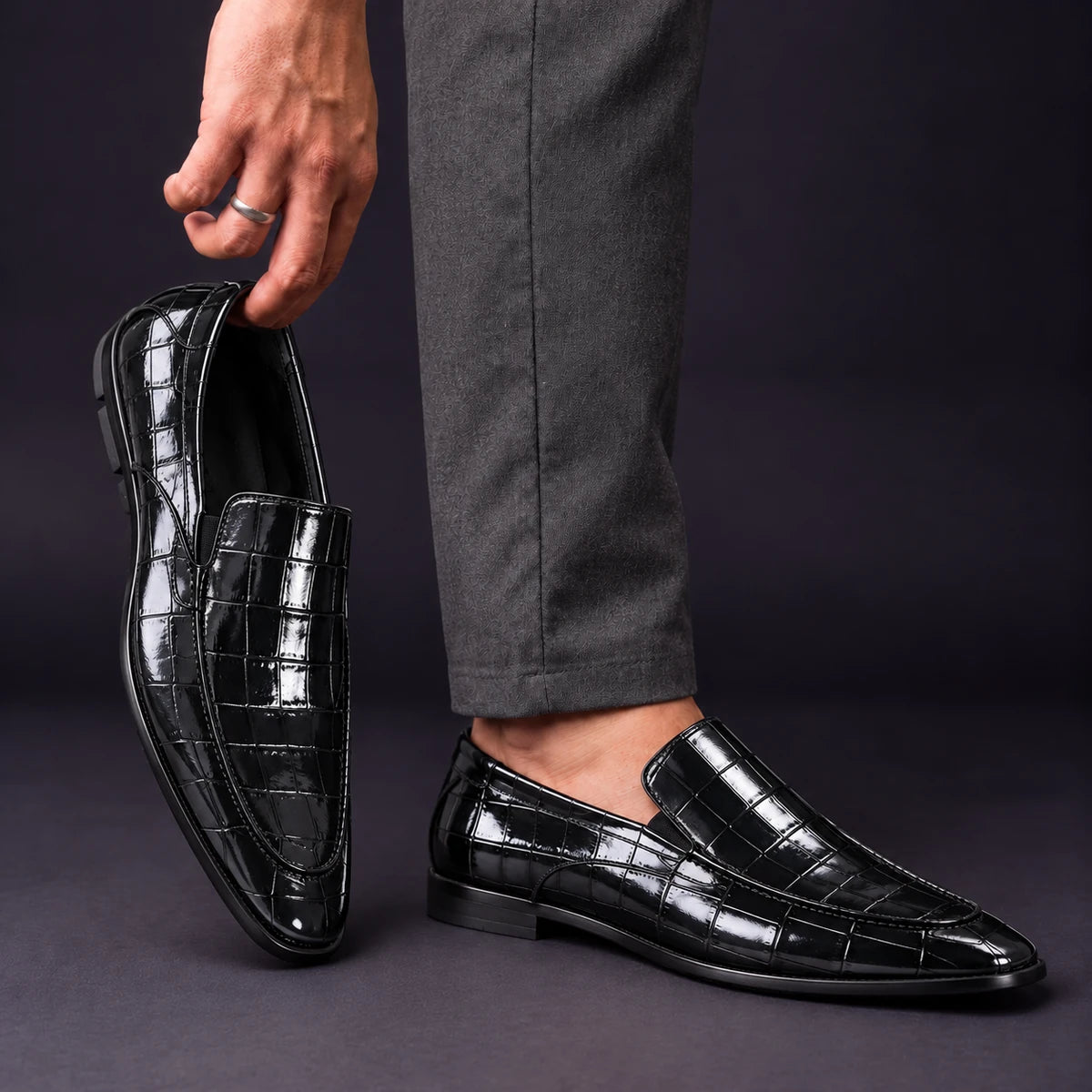 Leather Loafers | Mauritz Black model handheld